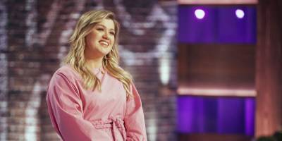 Kelly Clarkson Says Going Through Her Divorce From Brandon Blackstock Is 'Hard' - www.elle.com