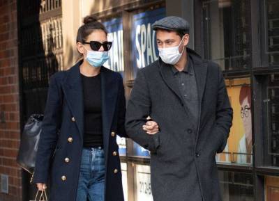 Loved up Katie Holmes packs on the PDA with new beau - evoke.ie