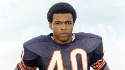 Gale Sayers, NFL Legend Whose Friendship With Brian Piccolo Inspired ‘Brian’s Song,’ Dies at 77 - variety.com - Chicago