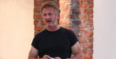Sean Penn Shows Off His Muscles on Set of New Movie - www.justjared.com - Indiana - George
