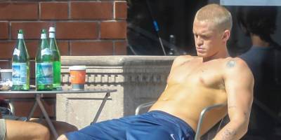 Cody Simpson Works on His Tan Shirtless While Grabbing Food With Friends - www.justjared.com - city Venice