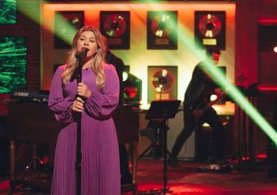 Kelly Clarkson Performs Empowering Cover Of Demi Lovato’s ‘Confident’ - etcanada.com