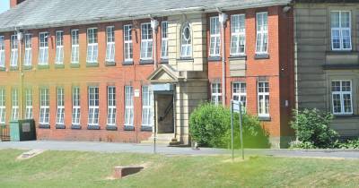 High school with 20 confirmed Covid cases closes for deep clean - www.manchestereveningnews.co.uk