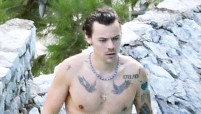 Harry Styles Goes Shirtless For A Dip In The Pool During Getaway To The Amalfi Coast – Pic - hollywoodlife.com - Italy