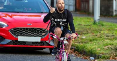 The 'mad' dad who cycled from Glasgow to Wythenshawe for charity - on his daughter's little pink bike - www.manchestereveningnews.co.uk - Manchester - Russia