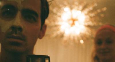 Joe Jonas shares a hilarious mirror selfie with Sophie Turner: Face mask but make it Phantom - www.pinkvilla.com
