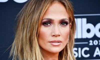 Jennifer Lopez wows with a fringe and curly hair in sweet photo with daughter Emme - hellomagazine.com