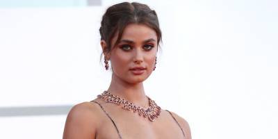 Model Taylor Hill Matches Her Mask To Her Gorgeous Dress at Venice Film Festival 2020 - www.justjared.com - Italy