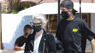Kelly Osborne Rocks Fitted Leggings At Lunch After Dramatic 85 Lb. Weight Loss – New Pics - hollywoodlife.com - Malibu