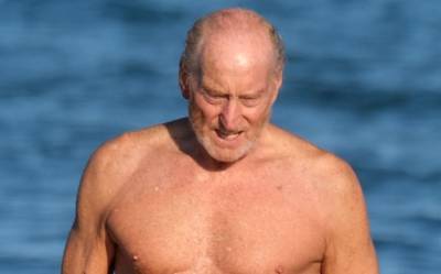 Game of Thrones' Charles Dance Shows Off Fit Body at the Beach at 73 - www.justjared.com - Italy