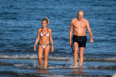 Charles Dance Hits The Beach In Italy With His Girlfriend - etcanada.com - Italy