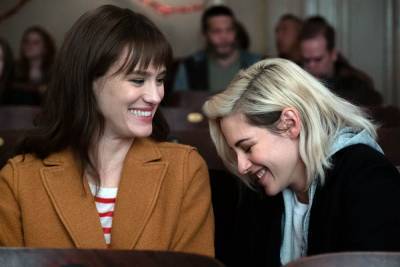 ‘Happiest Season’ First Look: Kristen Stewart & Mackenzie Davis Want To Get Engaged In This New Rom-Com - theplaylist.net