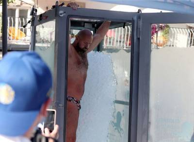 Austrian man spends two-and-a-half hours in box filled with ice cubes - www.breakingnews.ie - Austria
