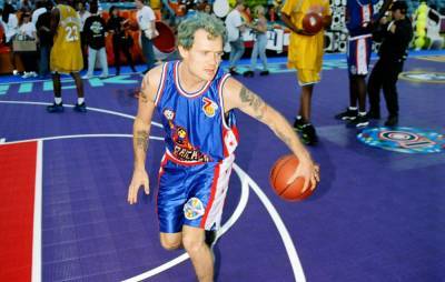 Watch Red Hot Chili Peppers’ Flea shoot six consecutive 3-pointers in a ’90s basketball competition - www.nme.com