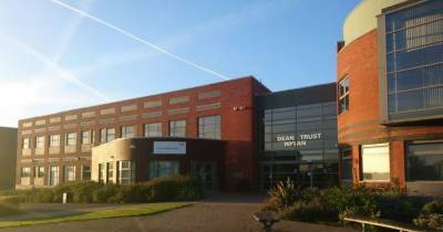 Entire year group at Wigan high school must self-isolate after confirmed coronavirus case - www.manchestereveningnews.co.uk