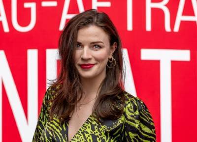 Aisling Bea says nurse training for The Fall helped her care for friend in real life - evoke.ie