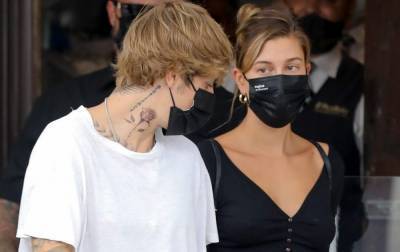 Justin Bieber Shows Off New Neck Tattoo While at Lunch with Hailey - www.justjared.com - Italy - Beverly Hills