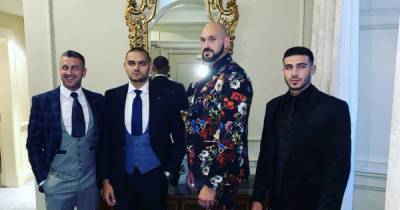 Tyson Fury poses with Scots gangster Robert Kelbie after being fitted for new floral suit - www.dailyrecord.co.uk - Scotland
