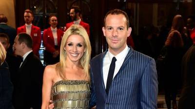Martin Lewis and wife Lara Lewington ‘shaken’ after moped phone theft - www.breakingnews.ie