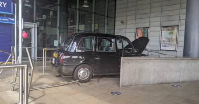 Taxi driver smashes through barrier at Piccadilly station - www.manchestereveningnews.co.uk - Manchester