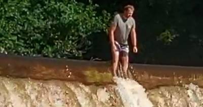 Young girl entered water after incident at Stockport park - police want to speak to this man - www.manchestereveningnews.co.uk