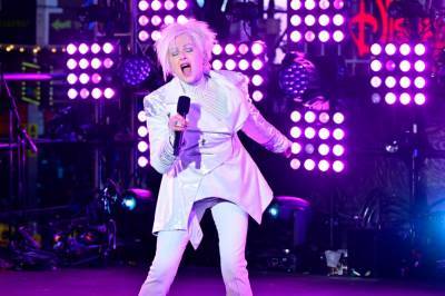 Cyndi Lauper Had Twitter Abuzz With Bizarre New Year’s Eve Performance - etcanada.com
