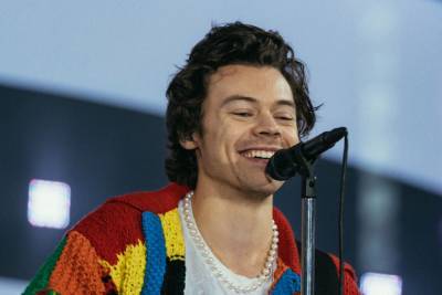 Harry Styles Wants To ‘Treat People With Kindness’ In New Music Video Starring Phoebe Waller-Bridge - etcanada.com