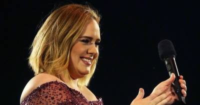Adele sits on the curb drinking a pint in unseen snap from 2020 as she enjoys time with pals in London - www.ok.co.uk - London