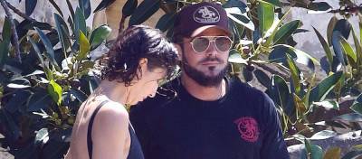 Zac Efron & Girlfriend Vanessa Valladares Enjoy a Beach Day Together in Rare New Photos - www.justjared.com - Australia