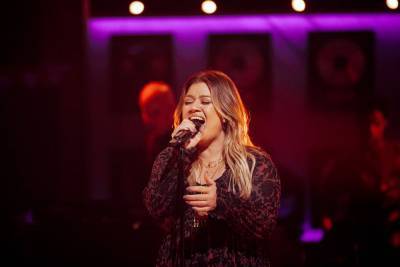 Kelly Clarkson Sings Stunning Cover Of Toni Braxton’s ‘Another Sad Love Song’ - etcanada.com