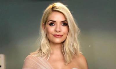 Holly Willoughby stuns fans with beautiful wedding dress photo - hellomagazine.com