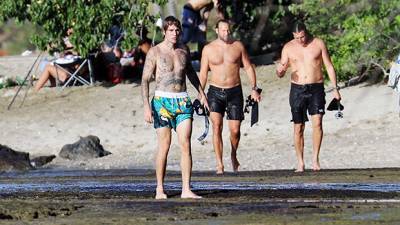 Justin Bieber Hits The Beach To Go Snorkeling With Pals In Hawaii: See Pics - hollywoodlife.com - Hawaii