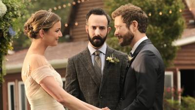 'The Resident' Producer on Season 4 Moving Past COVID and Conrad/Nic's Wedding (Exclusive) - www.etonline.com
