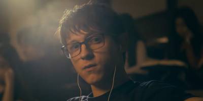 Tom Holland Plays a Bank Robber in His New Film 'Cherry' - Watch the Trailer! - www.justjared.com