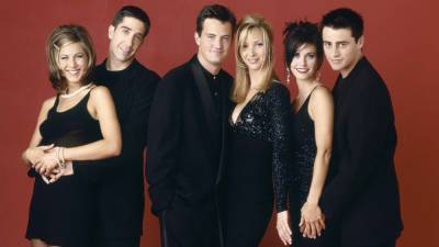 Lisa Kudrow Reveals 'Friends' Reunion Has Already 'Pre-Shot' Scenes - www.etonline.com