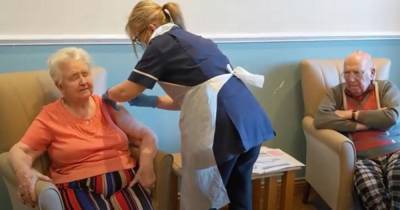 "Is that it?" - Moment elderly care home residents receive their Covid-19 vaccines - www.manchestereveningnews.co.uk
