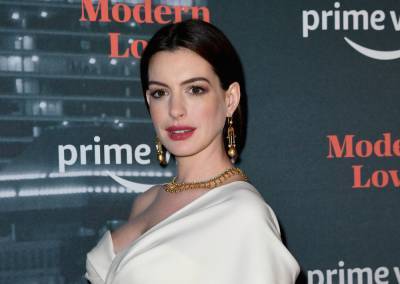 Anne Hathaway’s At Home Poolside Premiere Pictures Are Sending The Internet Into A Frenzy - etcanada.com