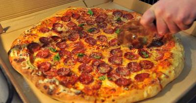 People threaten to 'call the police' after woman reveals how her husband eats pizza - www.manchestereveningnews.co.uk