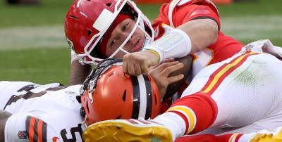 Chiefs Quarterback Patrick Mahomes Suffers Concussion After Brutal Hit In Playoff Game - www.justjared.com - county Brown - county Patrick - county Cleveland - Kansas City
