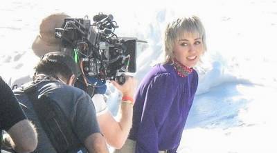 Miley Cyrus Films New Music Video at the Beach in Malibu! - www.justjared.com - Malibu