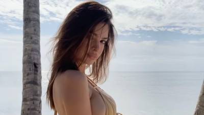 Pregnant Emily Ratajkowski Bares Baby Bump in a Bikini at the Beach! - www.justjared.com