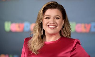 Kelly Clarkson stuns fans with shock revelation - hellomagazine.com - USA