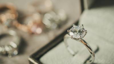 How to Buy an Engagement Ring, According to Diamond Experts - www.etonline.com