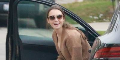 'Emily In Paris' Star Lily Collins Flashes a Smile While Delivering a Birthday Present - www.justjared.com - Paris - Los Angeles