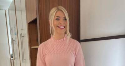 Holly Willoughby stuns as she shows off long legs while presenting This Morning - copy her look here - www.ok.co.uk