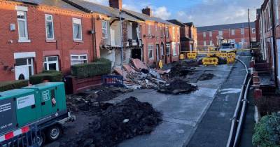 The scene of utter devastation this morning as sinkhole that destroyed homes 'is growing' - www.manchestereveningnews.co.uk