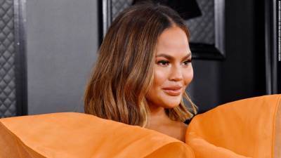 Chrissy Teigen lost a tooth in a Fruit Roll-Up at the inauguration - edition.cnn.com