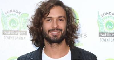 Joe Wicks headbutts a wall on livestream while dressed as the Honey Monster after hamstring injury - www.ok.co.uk