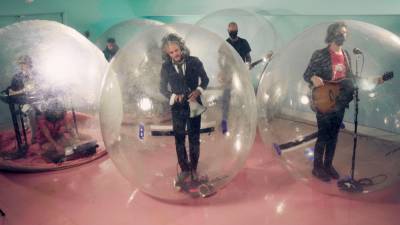 Flaming Lips Perform First ‘Space Bubble’ Pandemic Show, Band & Audience Inside Plastic Spheres - etcanada.com - city Oklahoma City