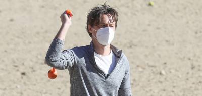 Zach Braff Plays a Game of Fetch with His Dog at the Park! - www.justjared.com - Los Angeles
